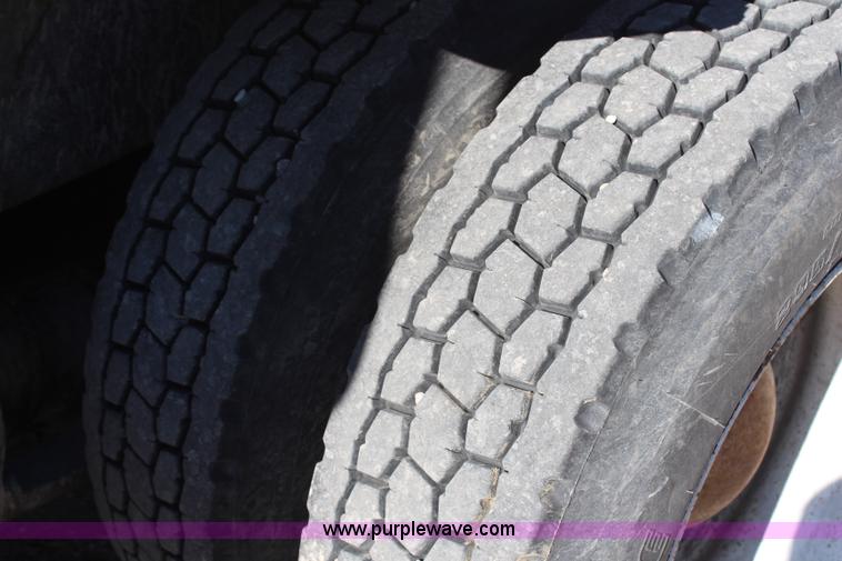 image for item H7797 2001 Freightliner C120 semi truck