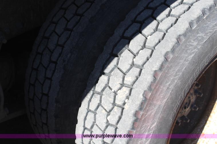 image for item H7797 2001 Freightliner C120 semi truck