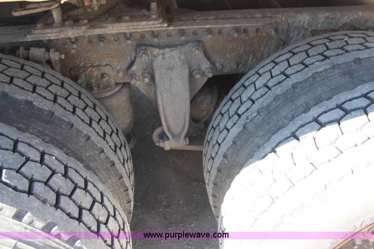 image for item H7797 2001 Freightliner C120 semi truck