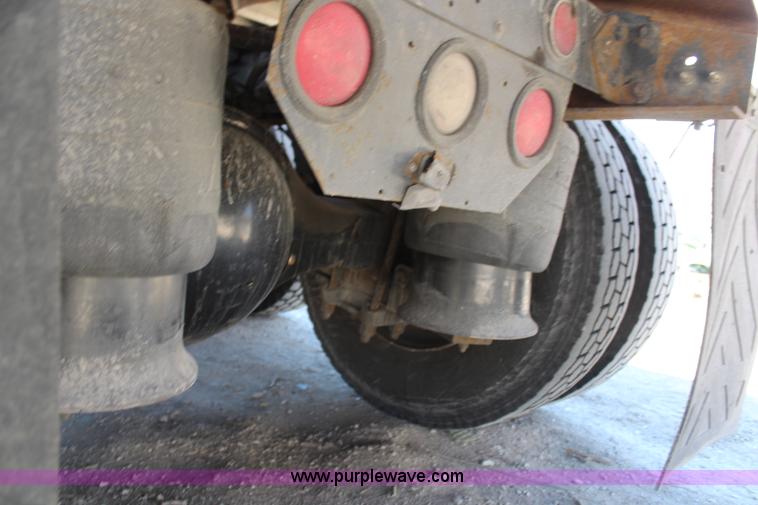 image for item H7797 2001 Freightliner C120 semi truck