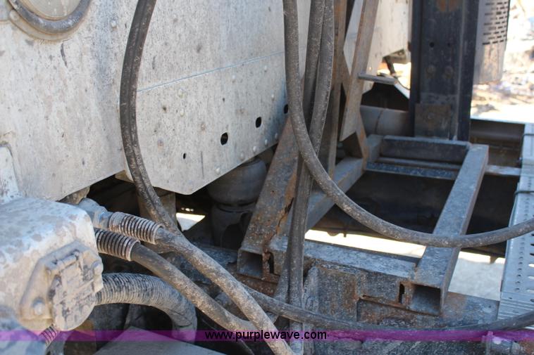 image for item H7797 2001 Freightliner C120 semi truck