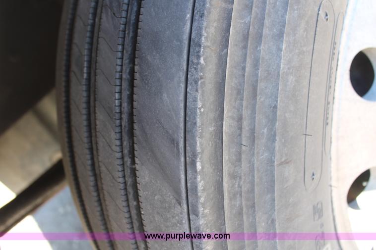 image for item H7797 2001 Freightliner C120 semi truck