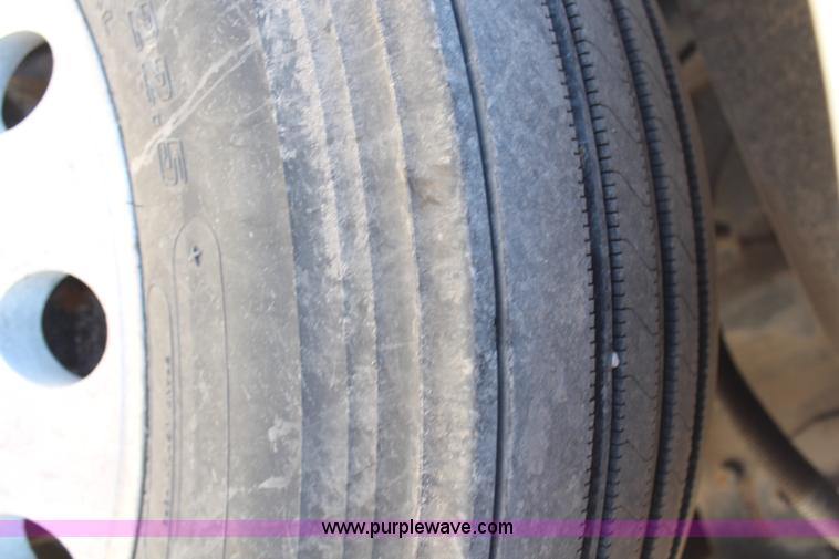 image for item H7797 2001 Freightliner C120 semi truck