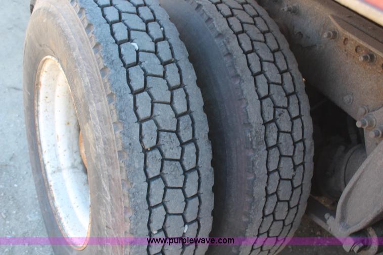 image for item H7797 2001 Freightliner C120 semi truck