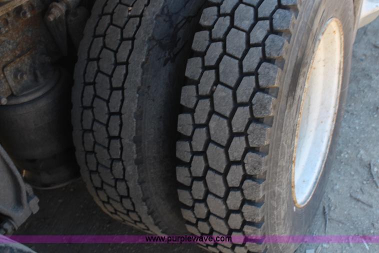 image for item H7797 2001 Freightliner C120 semi truck