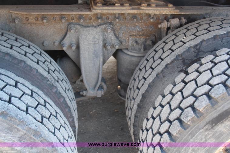 image for item H7797 2001 Freightliner C120 semi truck