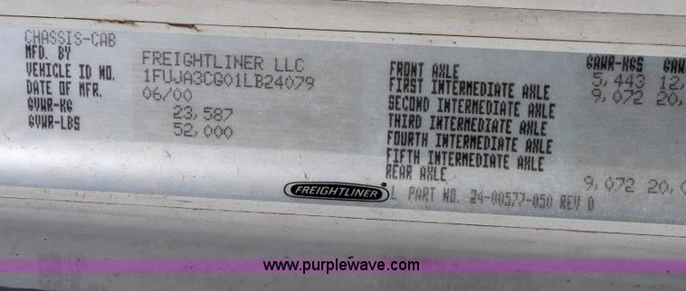 image for item H7797 2001 Freightliner C120 semi truck