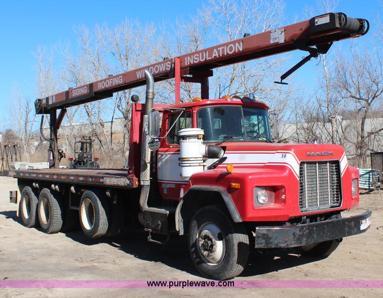 image for item H7802 2001 Mack RB688S conveyor truck