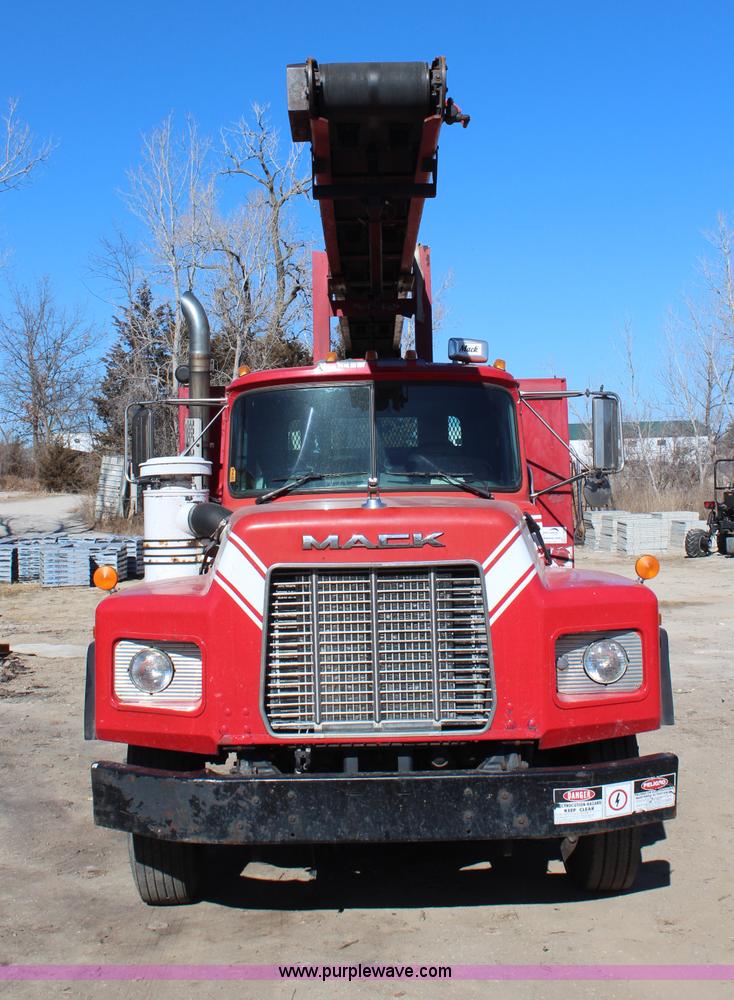 image for item H7802 2001 Mack RB688S conveyor truck