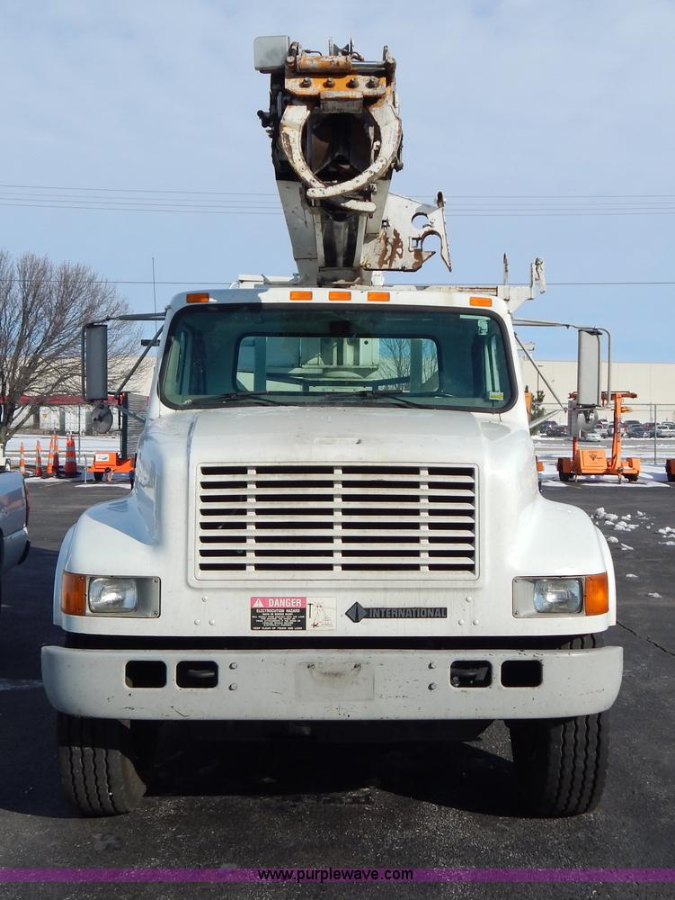 image for item I1204 2000 International 4900 digger derrick truck