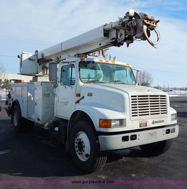 image for item I1204 2000 International 4900 digger derrick truck