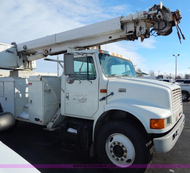 image for item I1204 2000 International 4900 digger derrick truck