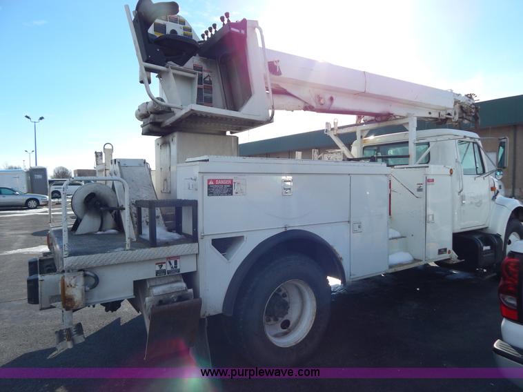 image for item I1204 2000 International 4900 digger derrick truck