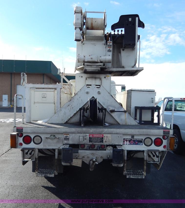 image for item I1204 2000 International 4900 digger derrick truck