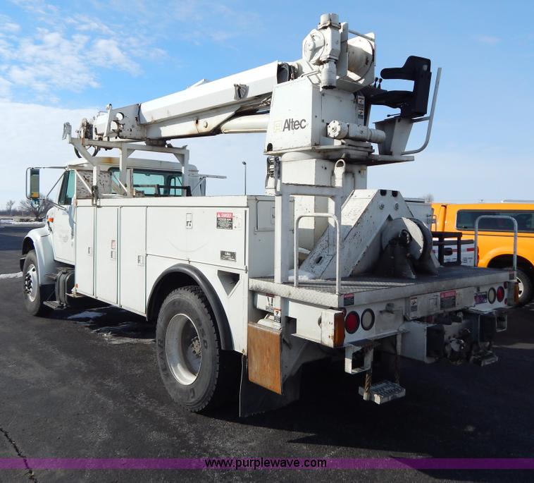 image for item I1204 2000 International 4900 digger derrick truck