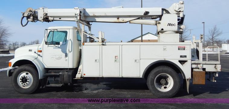 image for item I1204 2000 International 4900 digger derrick truck