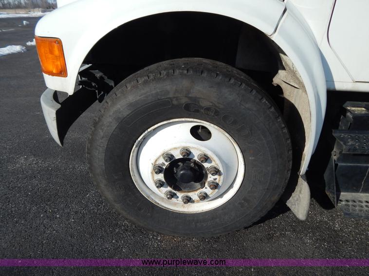 image for item I1204 2000 International 4900 digger derrick truck