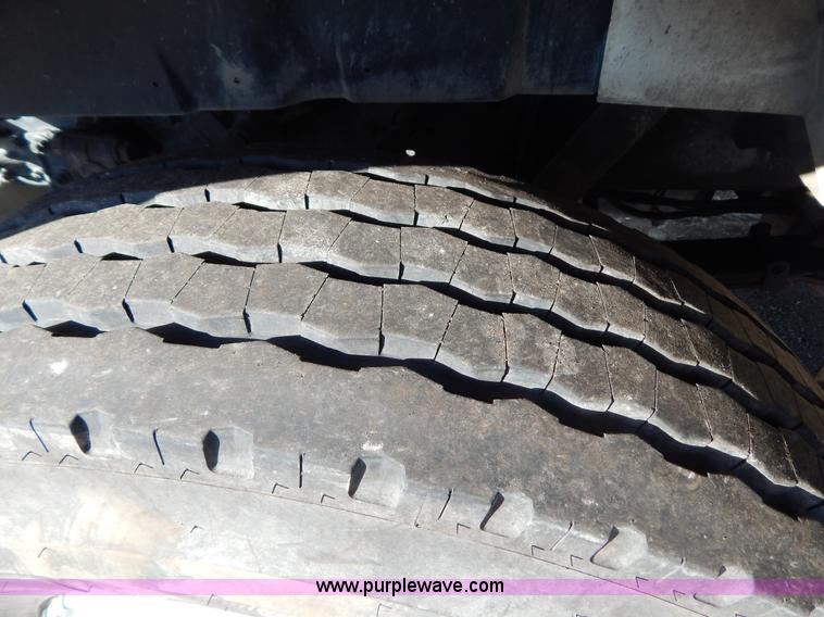 image for item I1204 2000 International 4900 digger derrick truck