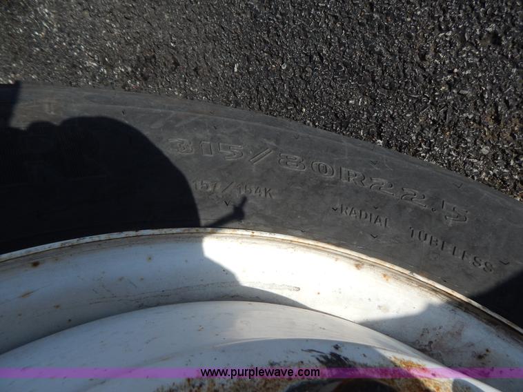 image for item I1204 2000 International 4900 digger derrick truck