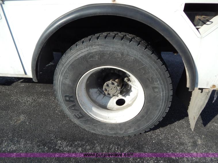 image for item I1204 2000 International 4900 digger derrick truck