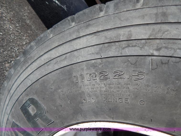 image for item I1204 2000 International 4900 digger derrick truck