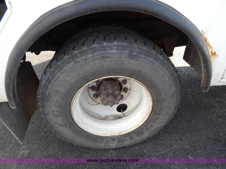 image for item I1204 2000 International 4900 digger derrick truck