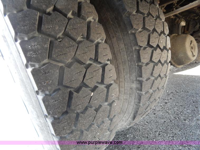 image for item I1204 2000 International 4900 digger derrick truck