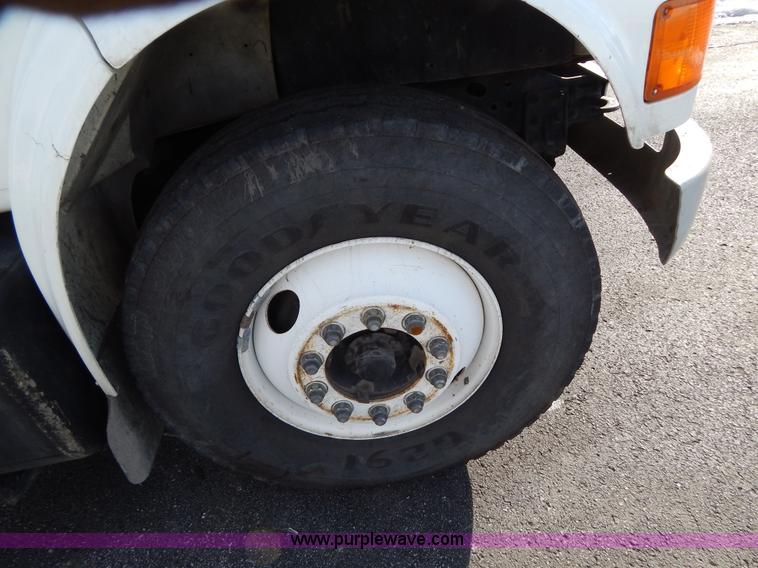 image for item I1204 2000 International 4900 digger derrick truck