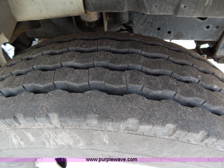 image for item I1204 2000 International 4900 digger derrick truck