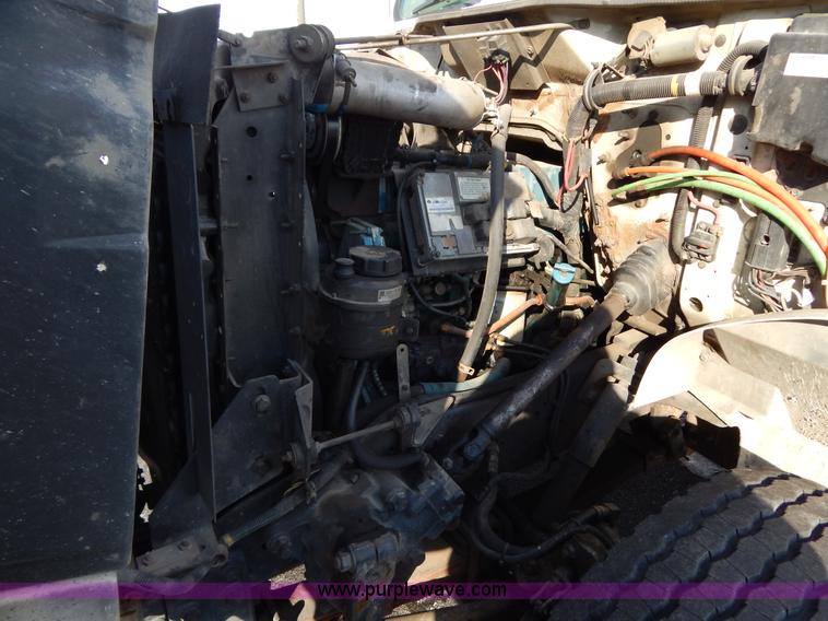 image for item I1204 2000 International 4900 digger derrick truck