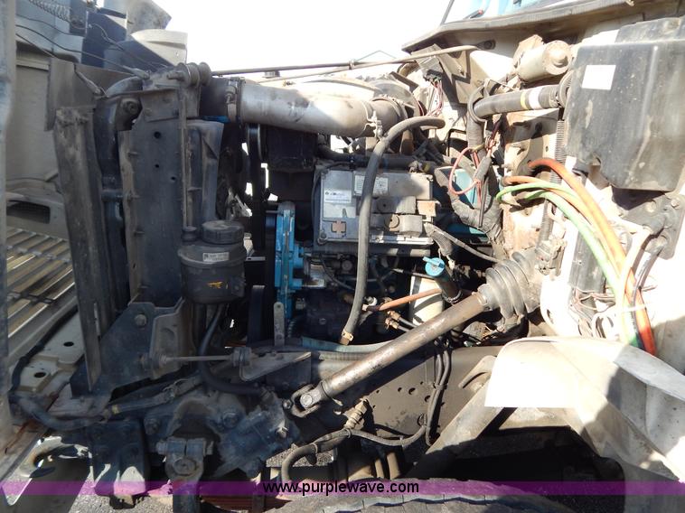 image for item I1204 2000 International 4900 digger derrick truck