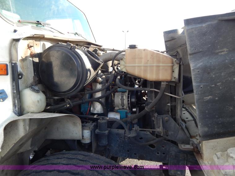 image for item I1204 2000 International 4900 digger derrick truck