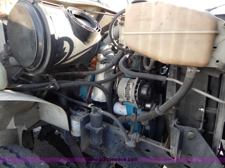 image for item I1204 2000 International 4900 digger derrick truck