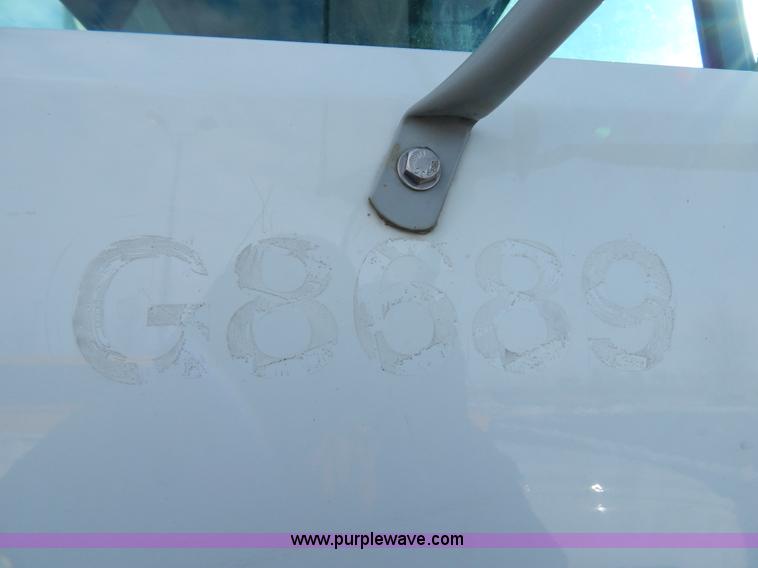 image for item I1204 2000 International 4900 digger derrick truck