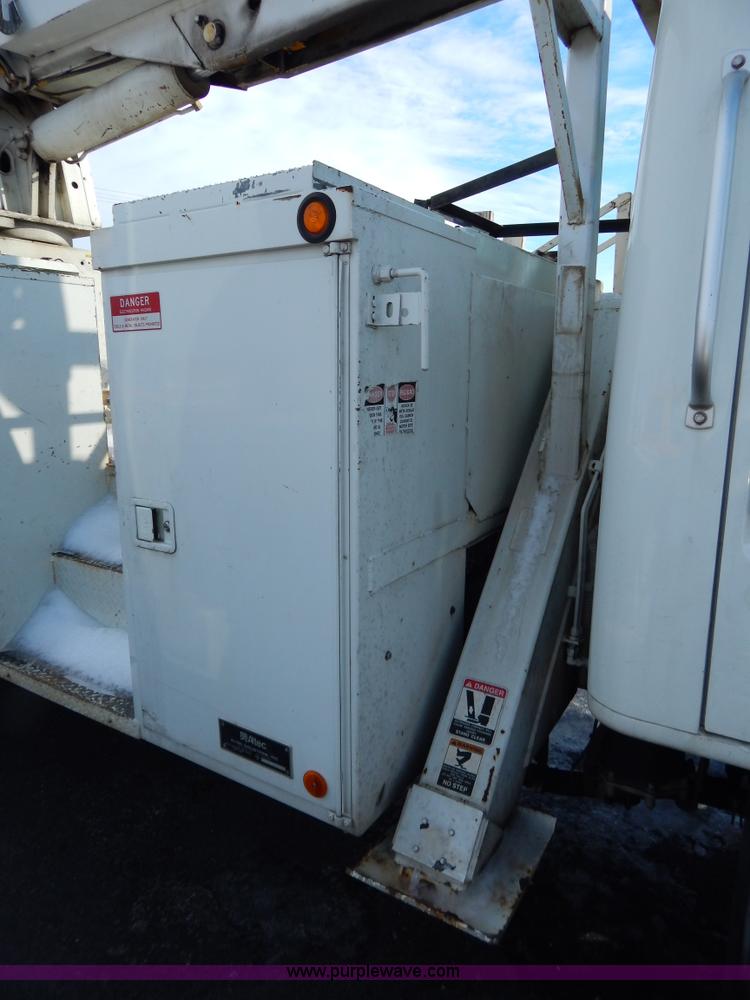 image for item I1204 2000 International 4900 digger derrick truck