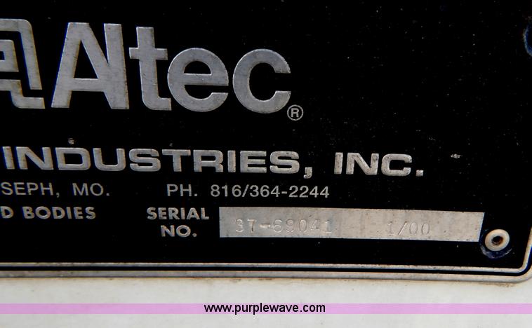 image for item I1204 2000 International 4900 digger derrick truck