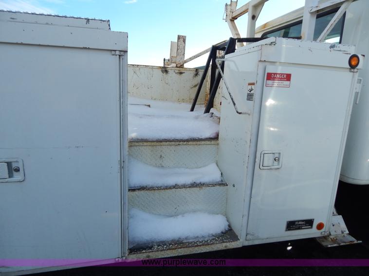 image for item I1204 2000 International 4900 digger derrick truck