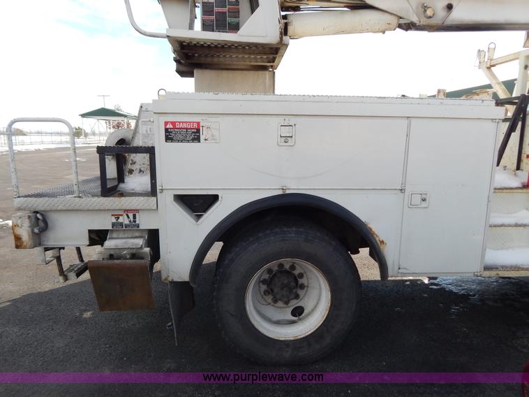 image for item I1204 2000 International 4900 digger derrick truck