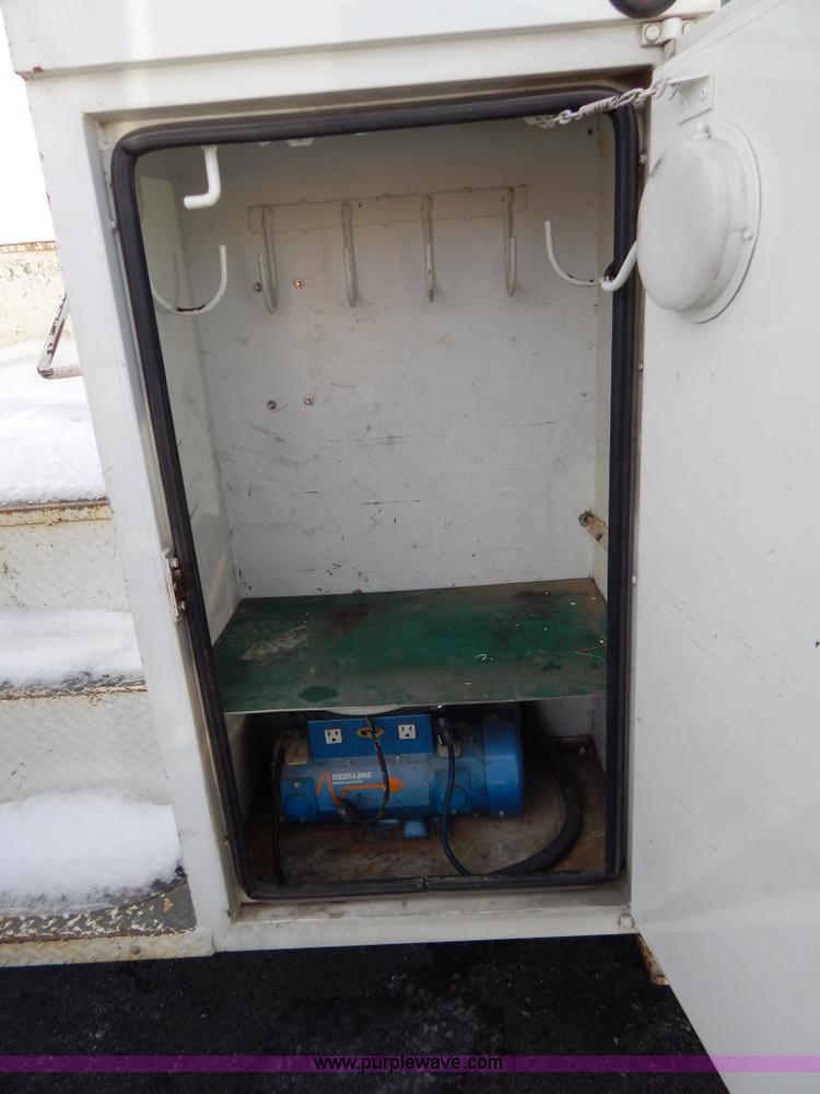 image for item I1204 2000 International 4900 digger derrick truck