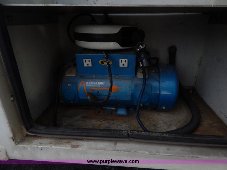 image for item I1204 2000 International 4900 digger derrick truck