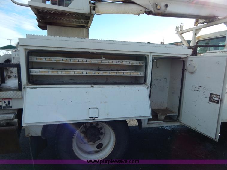 image for item I1204 2000 International 4900 digger derrick truck