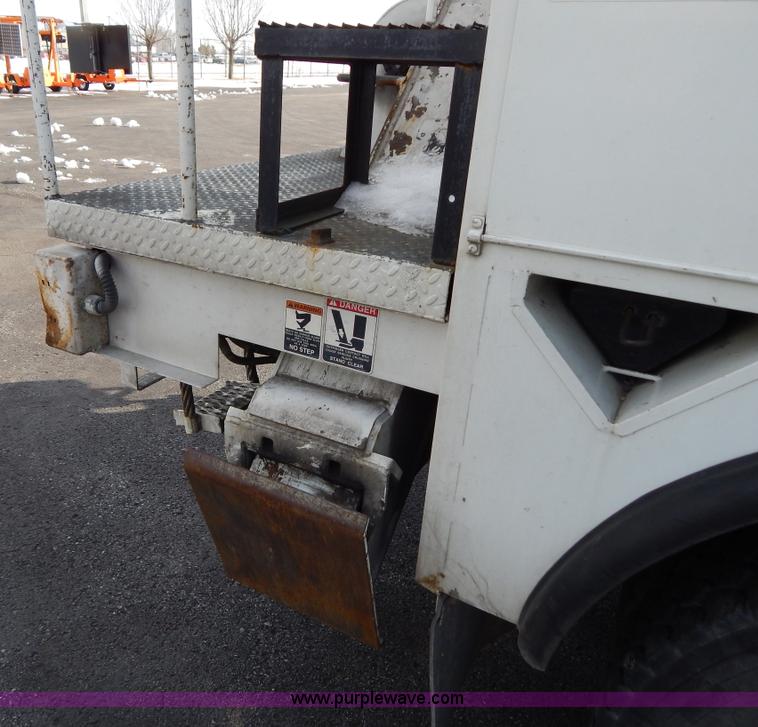 image for item I1204 2000 International 4900 digger derrick truck