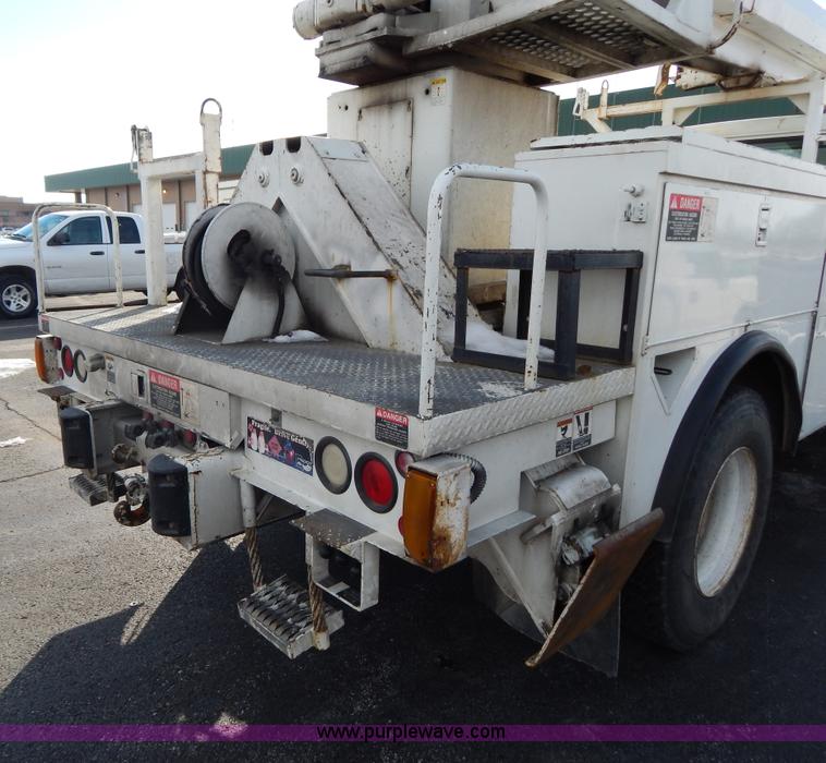 image for item I1204 2000 International 4900 digger derrick truck