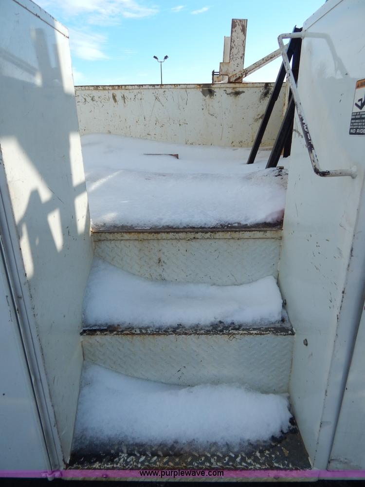 image for item I1204 2000 International 4900 digger derrick truck