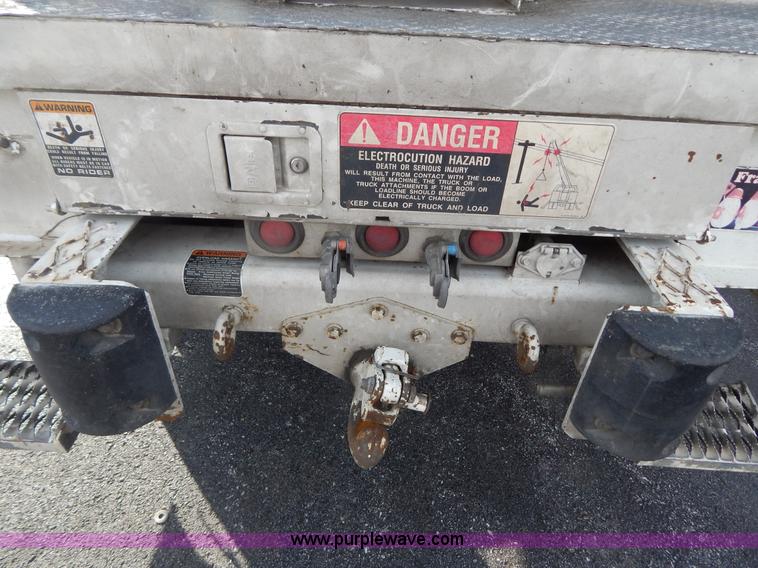 image for item I1204 2000 International 4900 digger derrick truck