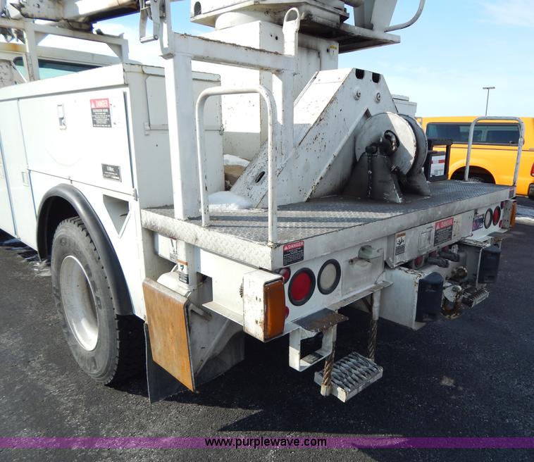 image for item I1204 2000 International 4900 digger derrick truck