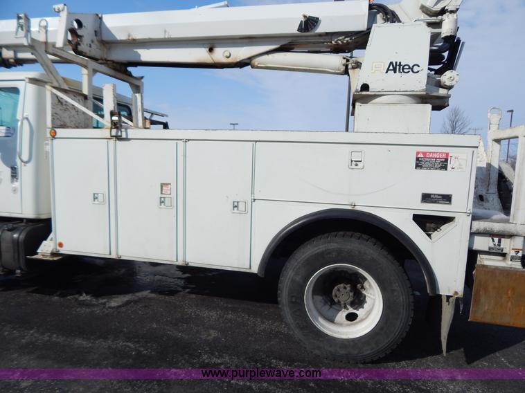 image for item I1204 2000 International 4900 digger derrick truck