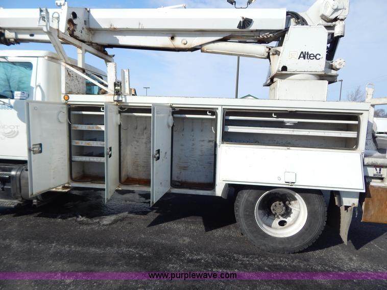 image for item I1204 2000 International 4900 digger derrick truck