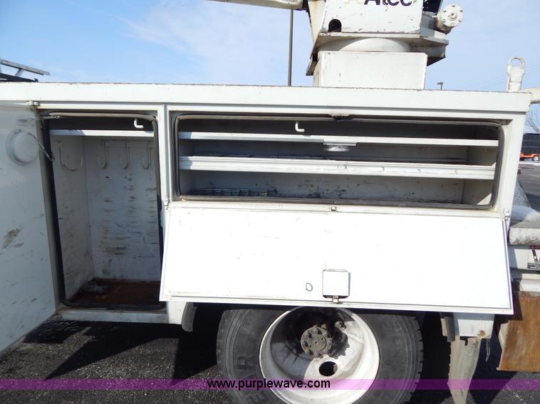 image for item I1204 2000 International 4900 digger derrick truck