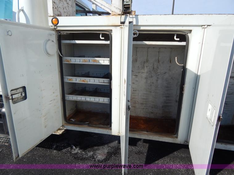 image for item I1204 2000 International 4900 digger derrick truck